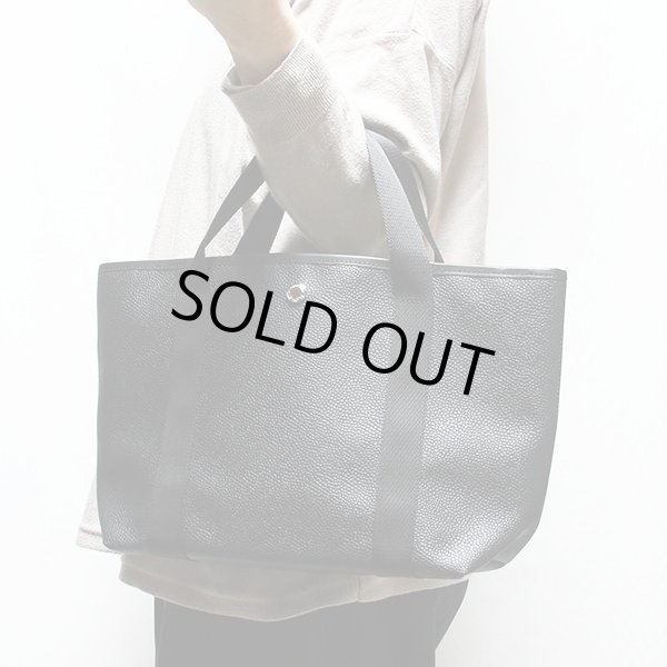 エルベシャプリエ　リュクスライン スクエアトートM 604G ノワール／ノワール　持ったイメージ