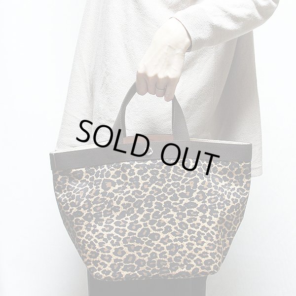 エルベシャプリエ　ナイロン舟型トートM 707F パンサー レオパード ヒョウ柄　持ったイメージ