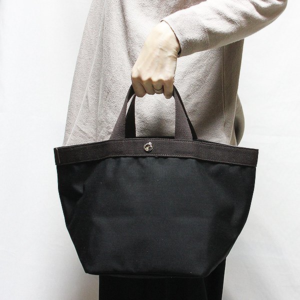 エルベシャプリエ　コーデュラ舟型トートM 707C ノワール／モカ　持ったイメージ