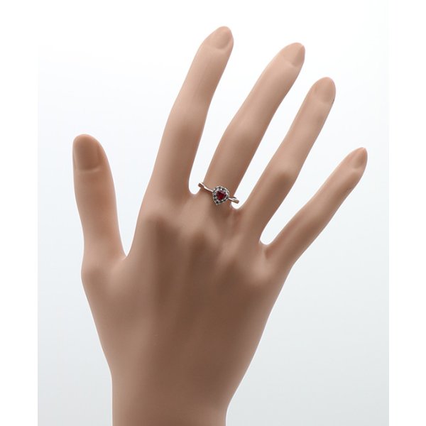 ノーブランドジュエリー K18WG ルビーダイアイリリング 0.25ct 0.15ct 1.90g　装着イメージ