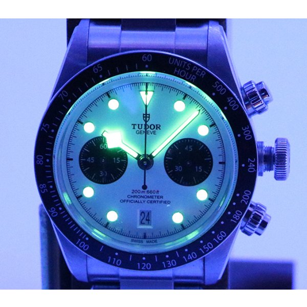 チューダー　ブラックベイ　クロノグラフ　７９３６０Ｎ　白文字盤　黒インダイアル　暗所