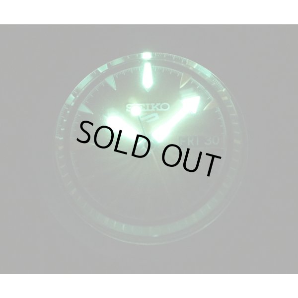 セイコー　セイコー５　ＳＢＳＡ０９２　オレンジ文字盤　４Ｒ３６－０９Ｇ０　暗所