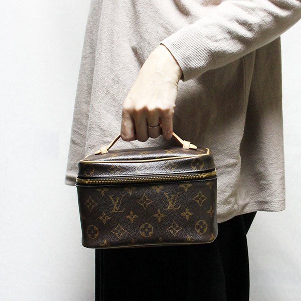 ルイ・ヴィトン　ニース・ミニ M44495　持ったイメージ