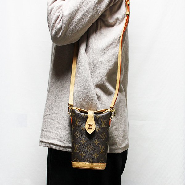 ルイ・ヴィトン　フォールド・ミー ポーチ M80874　掛けたイメージ