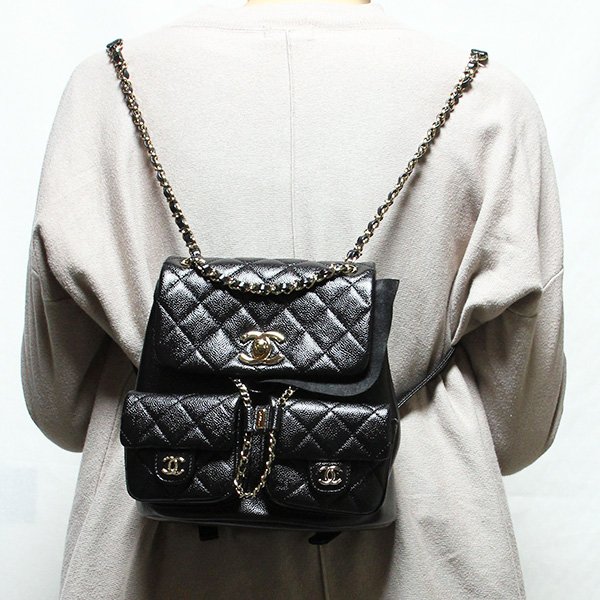 シャネル　マトラッセ チェーンリュック AS3787 ブラック／GP金具　背負ったイメージ