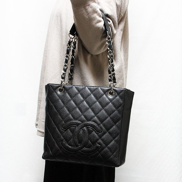 シャネル　PST チェーントートバック A20994 ブラック／SIV金具　持ったイメージ