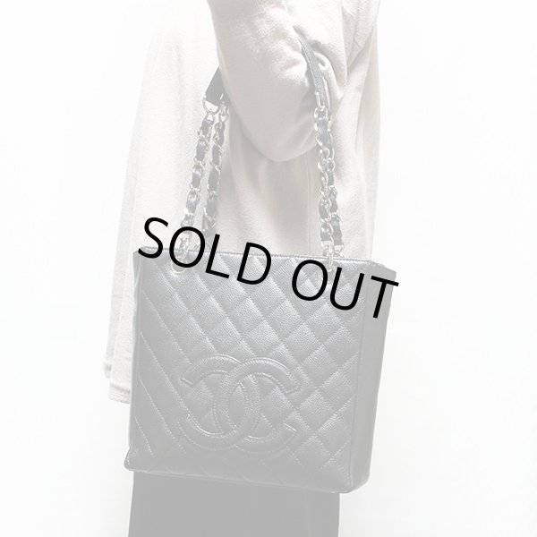 シャネル　PST チェーントートバック A20994 ブラック／SIV金具　持ったイメージ