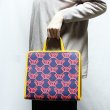 グッチ　チルドレンズ スネイルトートバック 605614 520981 ネイビー／レッド　持ったイメージ