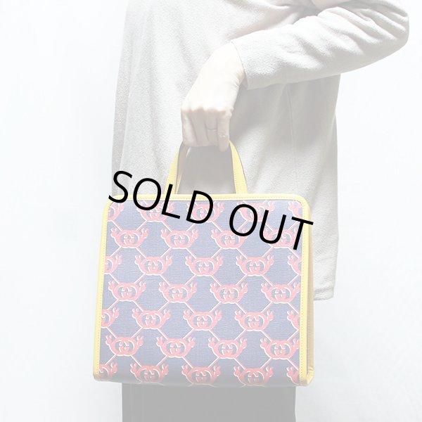 グッチ　チルドレンズ スネイルトートバック 605614 520981 ネイビー／レッド　持ったイメージ