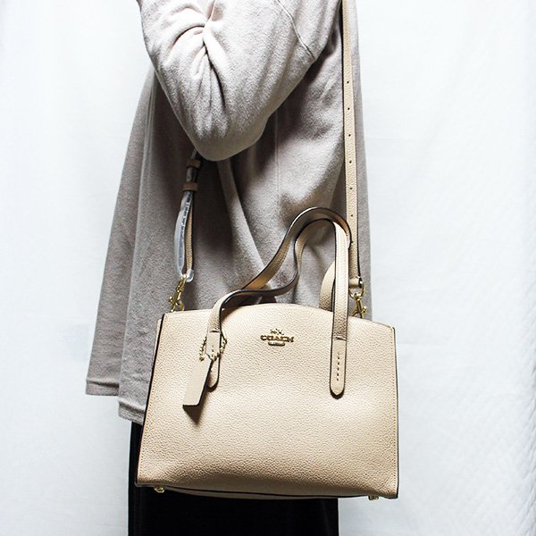コーチ　チャーリー キャリーオール28 No.D1881-29529 ベージュ　掛けたイメージ