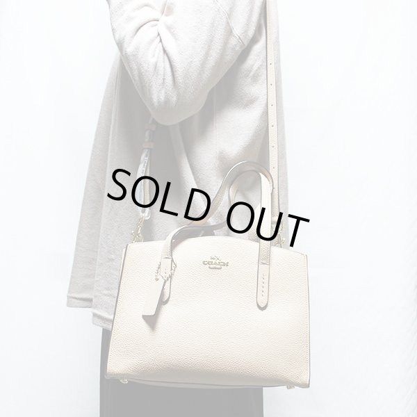 コーチ　チャーリー キャリーオール28 No.D1881-29529 ベージュ　掛けたイメージ