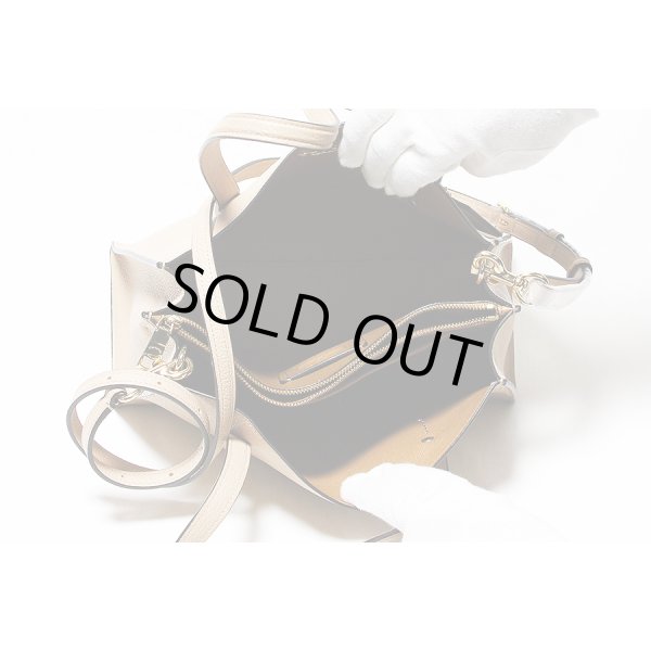 コーチ　チャーリー キャリーオール28 No.D1881-29529 ベージュ　中身