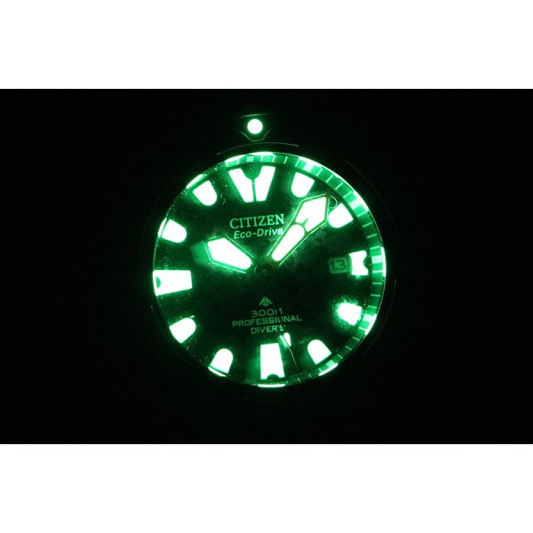 シチズン　プロマスター　ダイバー３００　ＢＪ８０５９－０３Ｅ　赤文字盤　ライト暗闇