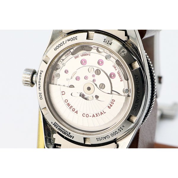 オメガ　シーマスター　コーアクシャル　２３３．３０．４１　黒文字盤　裏面拡大