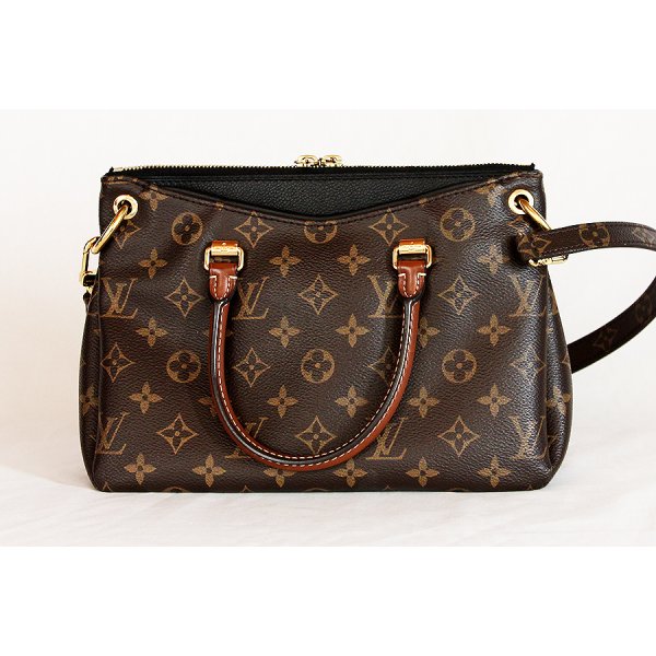 ルイ・ヴィトン　パラスBB M42960 ノワール　裏面