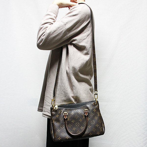 ルイ・ヴィトン　パラスBB M42960 ノワール　掛けたイメージ