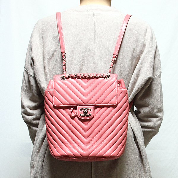 シャネル シェブロン Vステッチ チェーンリュック A91121 ピンク　背負ったイメージ