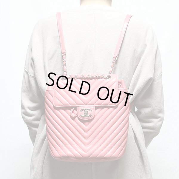 シャネル シェブロン Vステッチ チェーンリュック A91121 ピンク　背負ったイメージ