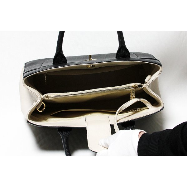 シャネル ネオエグゼクティブ 2WAYトートバック A69930 ブラック／アイボリー／GP金具 　中身