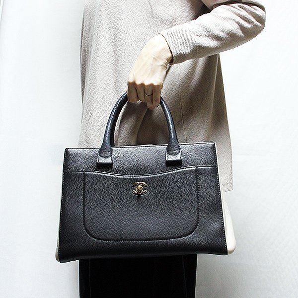 シャネル ネオエグゼクティブ 2WAYトートバック A69930 ブラック／アイボリー／GP金具 　持ったイメージ