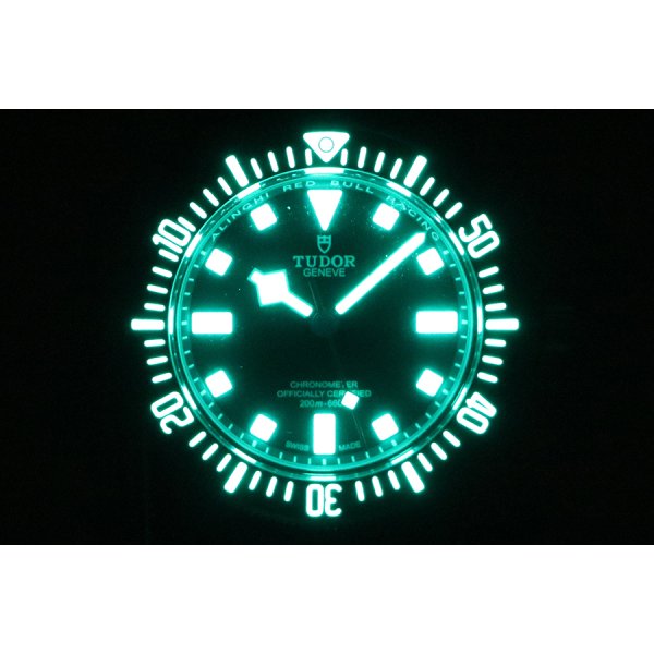 チューダー　ペラゴスＦＸＤ　２５７０７ＫＮ　紺文字盤　レッドブルレーシング限定　ライト暗闇