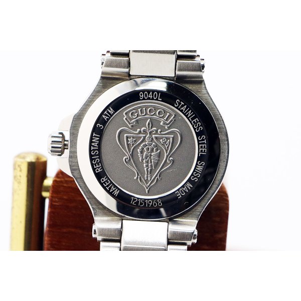 グッチ　ＧＱ９４００Ｌ　銀文字盤　裏面拡大