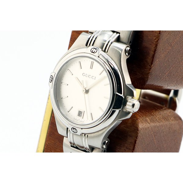 グッチ　ＧＱ９４００Ｌ　銀文字盤　サイド拡大
