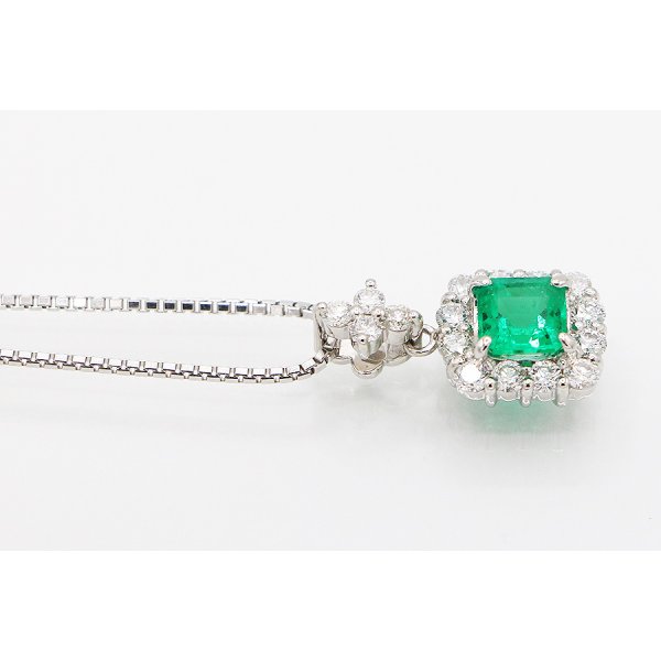 K18WG/PT900 エメラルドダイアイリペンダントネックレス 0.95ct 0.66ct 6.40g　サイド
