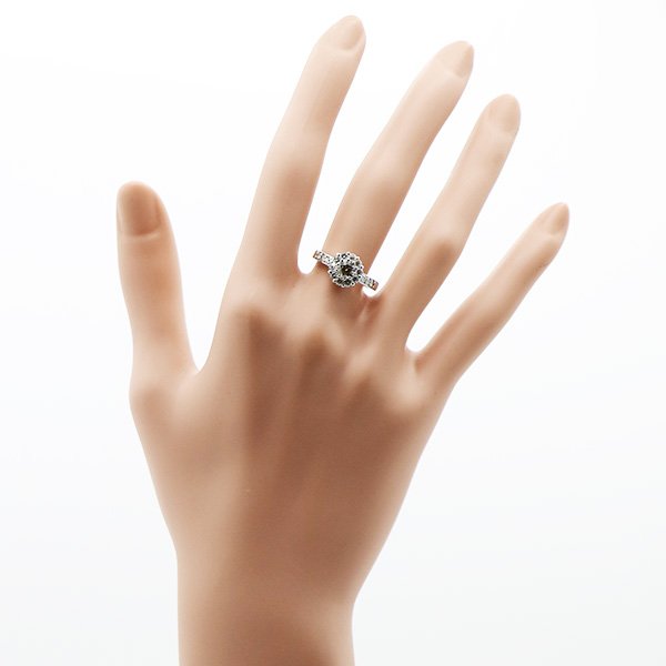 K18WG ダイアイリリング 1.00ct 5.00g　装着イメージ