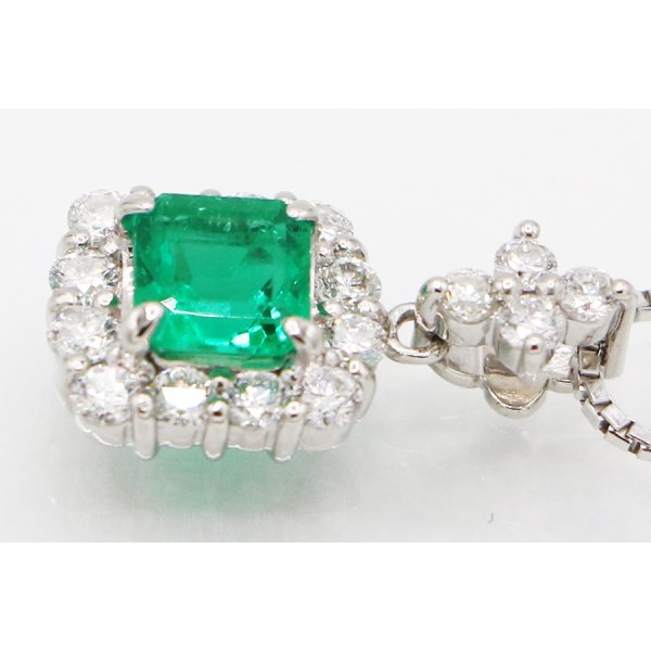 K18WG/PT900 エメラルドダイアイリペンダントネックレス 0.95ct 0.66ct 6.40g　拡大