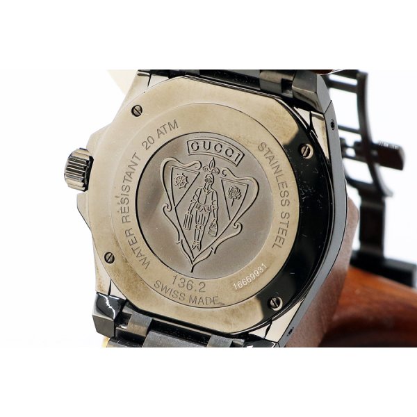 グッチ　ダイブ２００ｍ　１３６．２　黒文字盤　裏面拡大