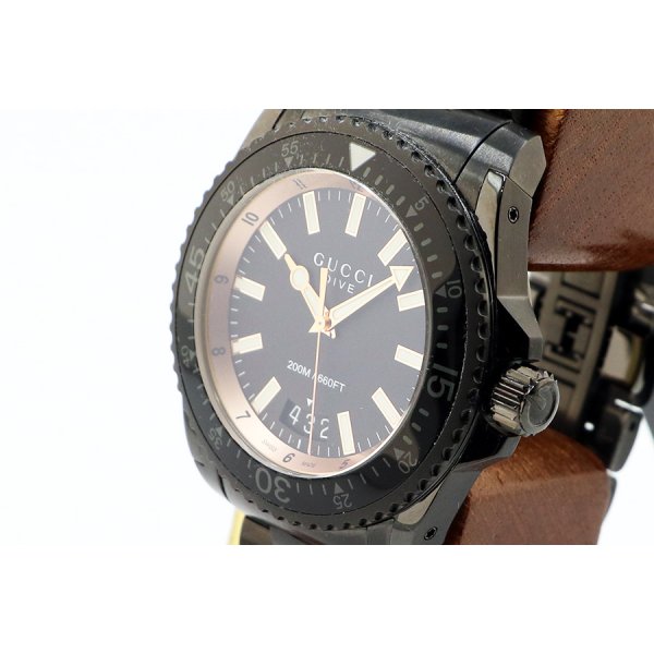 グッチ　ダイブ２００ｍ　１３６．２　黒文字盤　サイド拡大