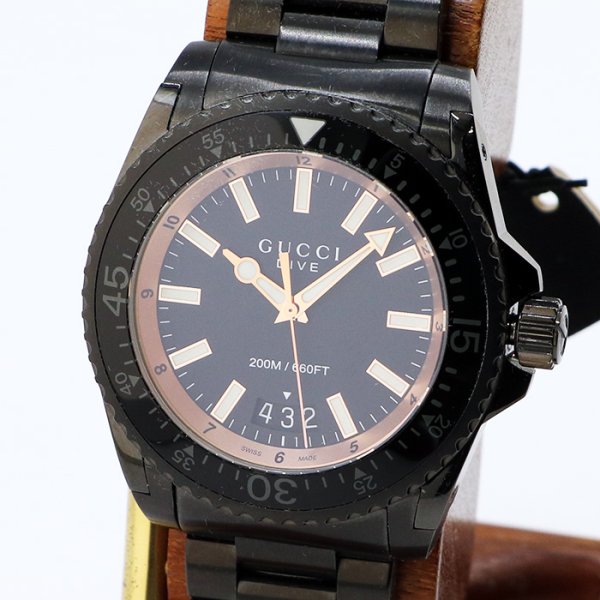 グッチ　ダイブ２００ｍ　１３６．２　黒文字盤