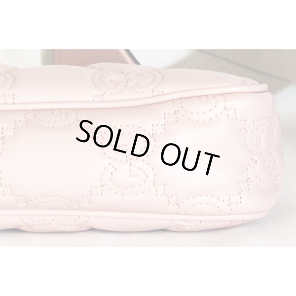 グッチ　GGマトラッセショルダーバック 735049 493075 ピンク　底拡大