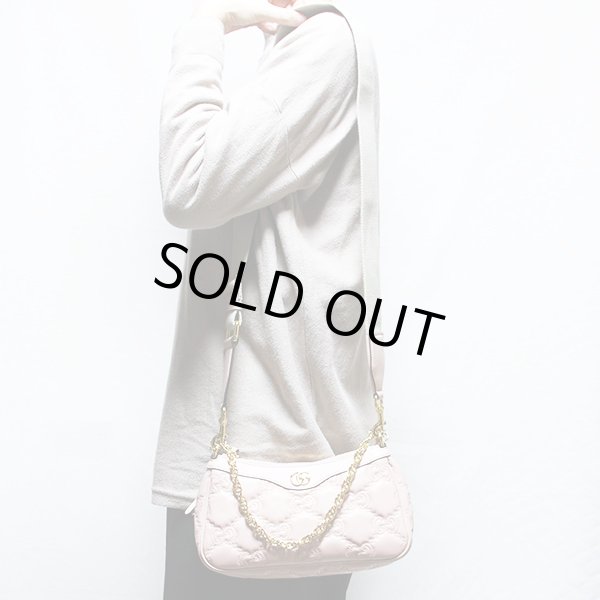 グッチ　GGマトラッセショルダーバック 735049 493075 ピンク　掛けたイメージ