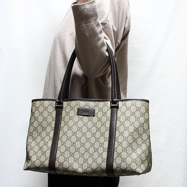 グッチ　GGスプリーム トートバック 114595 204990 ベージュ／ブラウン　持ったイメージ