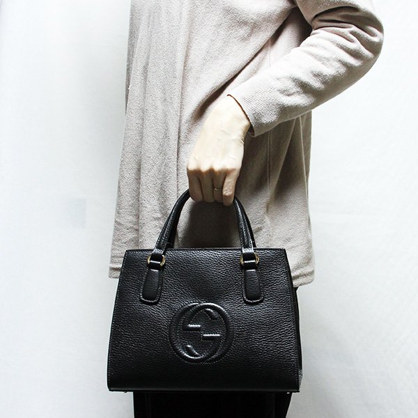 グッチ　ソーホー インターロッキングG 2WAYハンドバック 607722 213317 ブラック　持ったイメージ