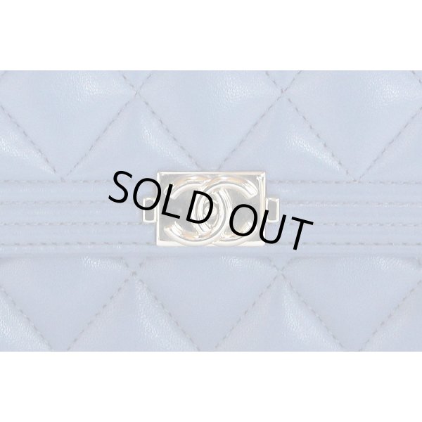 シャネル　ボーイシャネル ニツ折長財布 A80286 ブルー　表面拡大