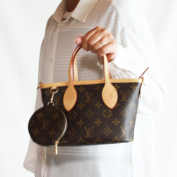 ルイ・ヴィトン　ネヴァーフルBB M46705 ベージュ　持ったイメージ