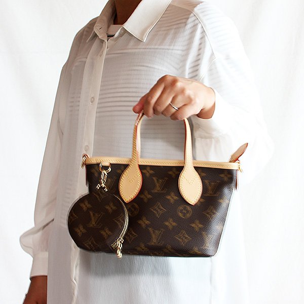 ルイ・ヴィトン　ネヴァーフルBB M46786 ローズ・ペオニー　持ったイメージ