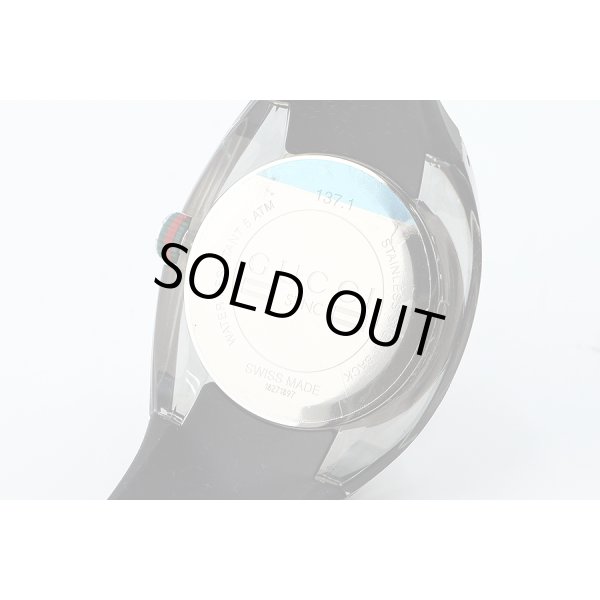 グッチ　ＳＹＮＣ（シンク）　ＹＡ１３７．１　銀文字盤　裏面拡大