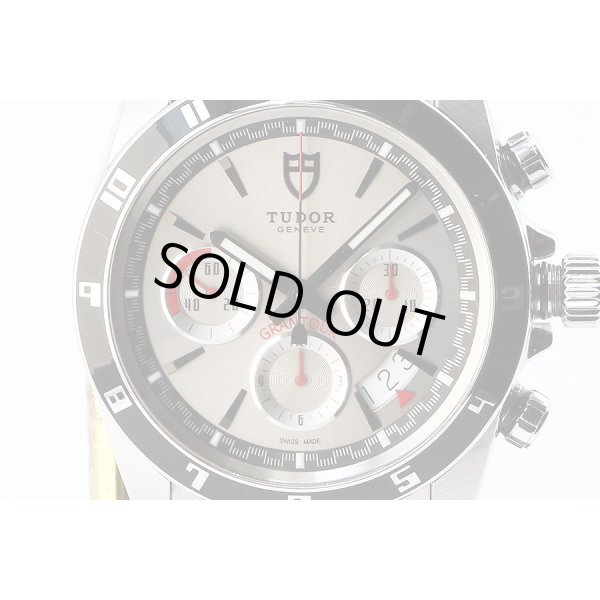 チューダー　２０５３０Ｎ　グランツアー　クロノグラフ　銀文字盤　表面拡大