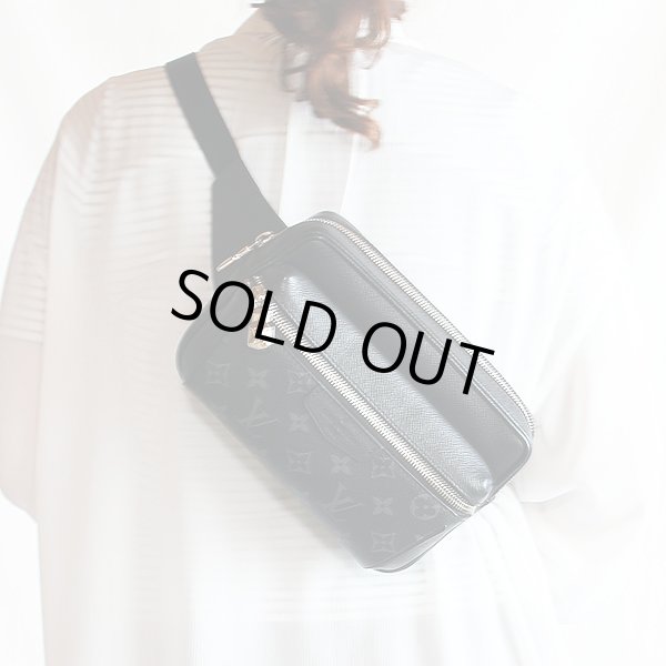 ルイ・ヴィトン　バムバッグ・アウトドア M30245　掛けたイメージ