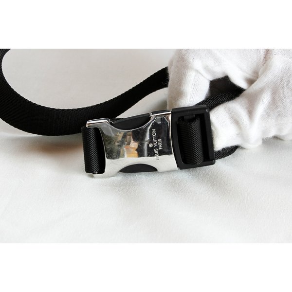 ルイ・ヴィトン　バムバッグ・アウトドア M30245　バックルに小傷
