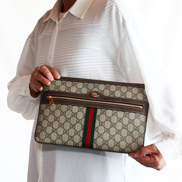 グッチ　オフィディア クラッチバック 517551 2184 ベージュ　持ったイメージ