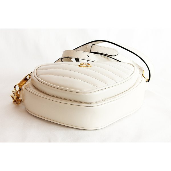 グッチ　インターロッキングG ショルダーバック 751628 525040 ホワイト　底