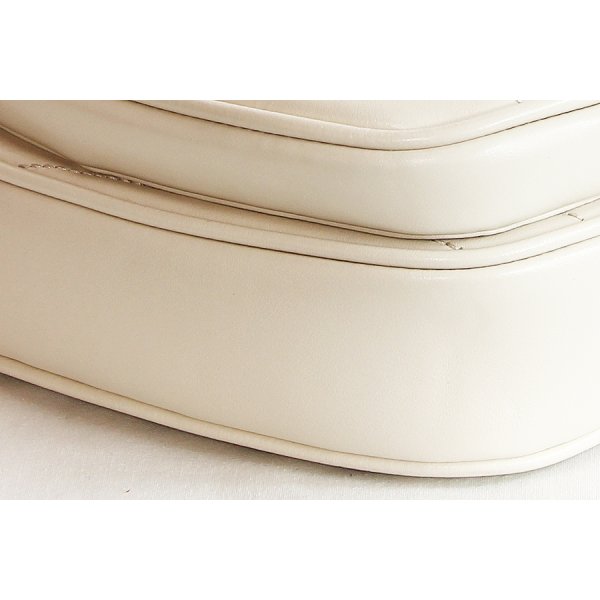 グッチ　インターロッキングG ショルダーバック 751628 525040 ホワイト　底拡大