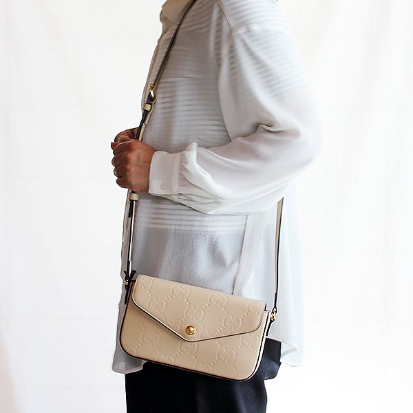 グッチ　GGスーパーミニ ショルダーバック 772794 2149 ベージュ　掛けたイメージ