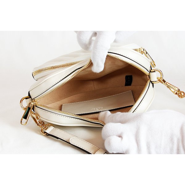 グッチ　インターロッキングG ショルダーバック 751628 525040 ホワイト　中身