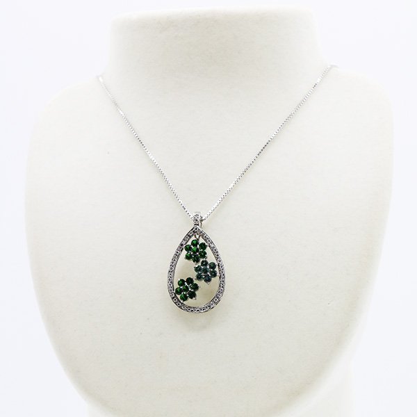 K18WG アレキサンドライトガーネットダイアイリペンダントネックレス 0.94ct 1.60ct 0.38ct 14.20g　装着イメージ